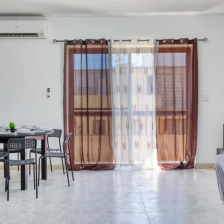 Spacious 3-bedroom In St'pauls Appartement *