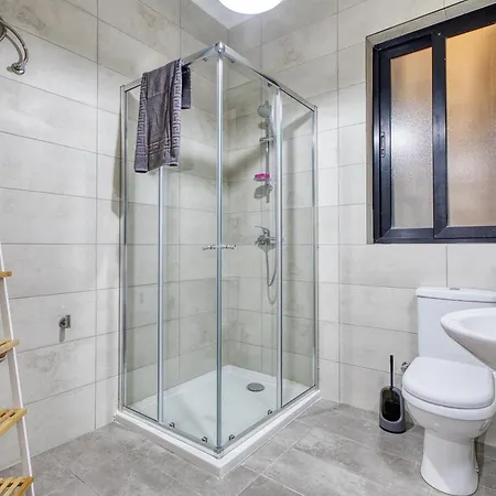 Spacious 3-bedroom In St'pauls Appartement *
