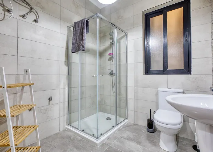 Spacious 3-bedroom In St'pauls Appartement *