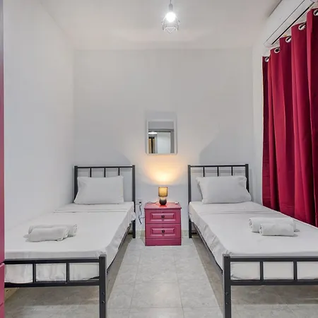 Spacious 3-bedroom In St'pauls アパート